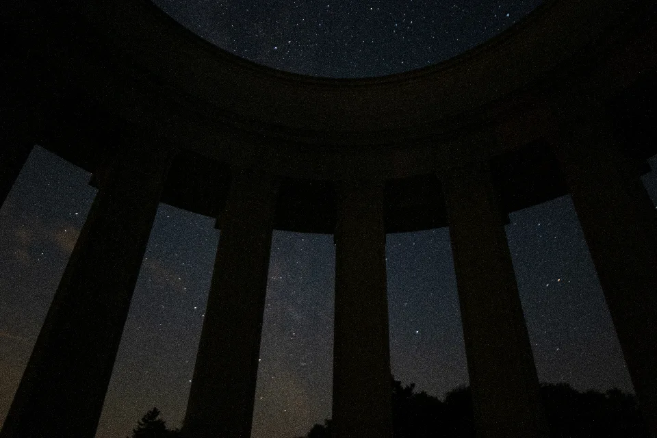 Sternenhimmel über den steinernen Säulen des Butte de Montsec in Frankreich bei Nacht.