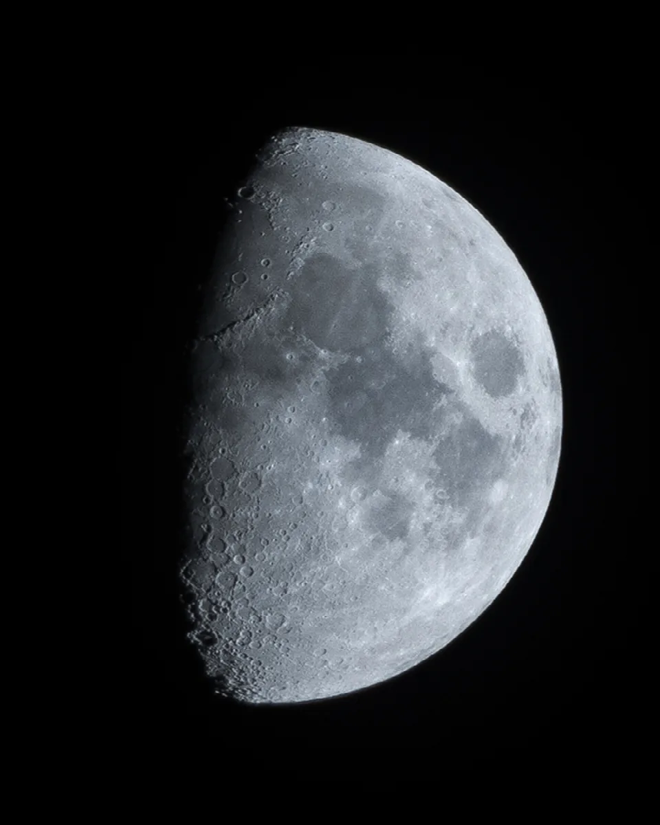 Zunehmender Dreiviertelmond mit deutlich sichtbaren Kratern und Oberflächenstrukturen vor schwarzem Hintergrund.